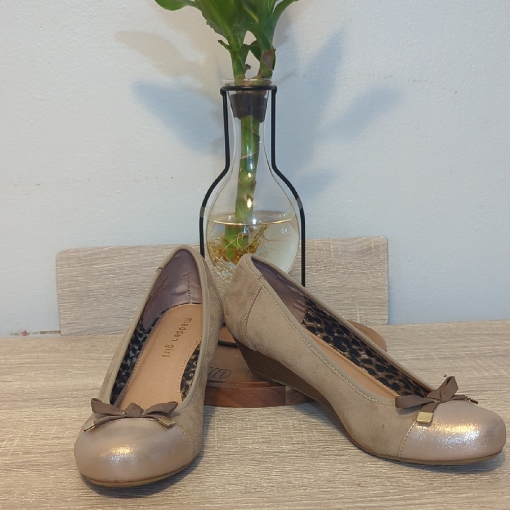 New Madden Girl Gold Beige Bow Flats - Picture 1 of 11